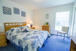 Een bed of bedden in een kamer bij Beautiful & Sunny Pool Home with Golf View home