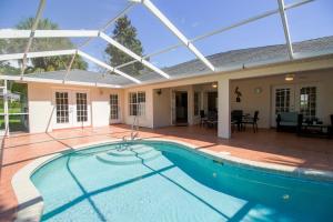 - une piscine en face d'une maison dans l'établissement Four Bedroom Comfort Villa 4668 home, à Hernando