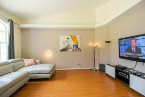 Un televizor și/sau centru de divertisment la Spacious modern pool home, Family & Golf trips - 4727 home