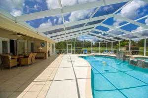 Piscina de la sau aproape de Spacious modern pool home, Family & Golf trips - 4727 home