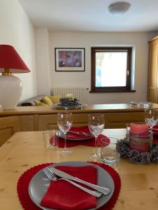 ヴァルディソットにあるCasa Bracchiの赤いナプキンとワイングラスを添えたテーブル
