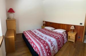 ヴァルディソットにあるCasa Bracchiのベッドルーム1室(ベッド1台、赤と白の毛布付)