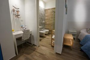 マルゲリータ・ディ・サヴォイアにあるCanzone del soleのバスルーム(ベッド1台、洗面台、トイレ付)