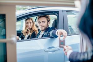 un homme donnant une clé de voiture à une femme dans l'établissement Diamante MHotel, à Collegno