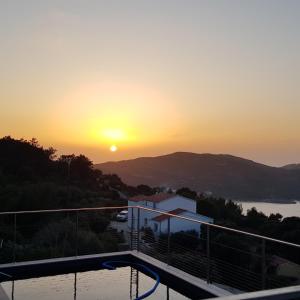 um pôr do sol a partir da varanda de uma casa em Villa MAKELE em Calvi