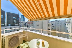 A balcony or terrace at Chic and spacious apart with parking