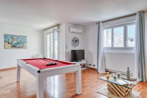 Chic and spacious apart with parking biliárdasztala