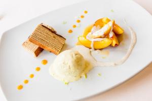 une assiette de nourriture avec de la crème glacée et des fruits dans l'établissement Hotel Sewenig, à Müden