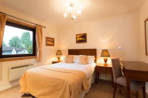 Llit o llits en una habitació de Macdonald Spey Valley Resort