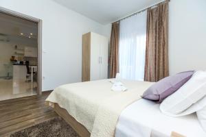 En eller flere senge i et værelse på Apartments Jure