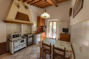 A kitchen or kitchenette at Agriturismo Podere Carducci
