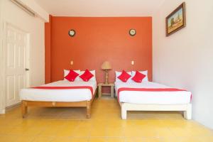 A bed or beds in a room at OYO Hotel Meson de la Concepcion