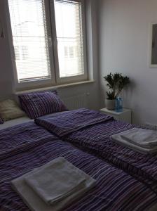 sypialnia z 2 łóżkami i ręcznikami w obiekcie Apartment Kamienica Lęborska w Gdańsku