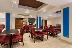 A restaurant or other place to eat at Holiday Inn Express Hotel & Suites Durant, an IHG Hotel
