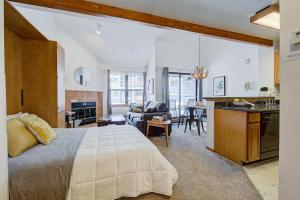 um quarto com uma cama, uma cozinha e uma sala de estar em Ski-in Condo - Hot Tub - Pool - Gym - Breckenridge em Breckenridge