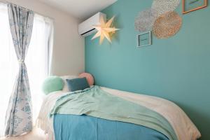 Asakusa Sky Stay Tiffany blue Roomにあるベッド