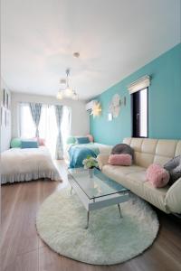 東京にあるAsakusa Sky Stay Tiffany blue Roomのソファとテーブルのあるリビングルーム