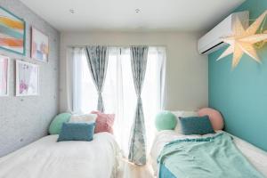 Asakusa Sky Stay Tiffany blue Roomにあるベッド