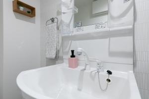 Asakusa Sky Stay Tiffany blue Roomにあるバスルーム