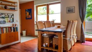 ein Esszimmer mit einem Holztisch und Stühlen in der Unterkunft Ferienwohnung Reuscher, Trier-Newel in Newel