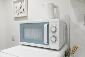 東京にあるAsakusa Sky Stay Tiffany blue Roomのカウンターの上に置かれた電子レンジ
