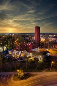 - une vue sur une ville avec un bâtiment et une tour dans l'établissement Hotel Olesno, à Olesno