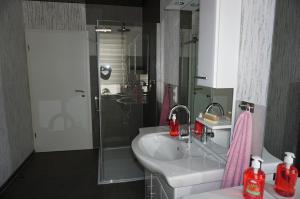 Koupelna v ubytování Tolle Mittelgeschosswohnung