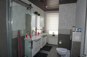 Koupelna v ubytování Tolle Mittelgeschosswohnung + 15 fotografií