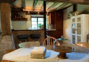 A kitchen or kitchenette at Caserío Sautu Goikoa