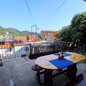 a wooden table sitting on top of a balcony at Apartment Mambo in Sobra