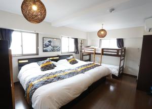 twee bedden in een kamer met twee ramen bij Taito-ku - Apartment / Vacation STAY 80790 in Tokyo