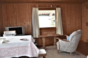 een slaapkamer met een bed, een raam en een stoel bij Fuldera Daint chasa Zanoli Whg im zweiten Stock in Fuldera