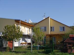 una casa con un parque infantil delante de ella en Penzion Pohoda, en Mikulov