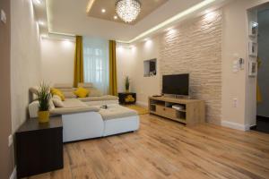 Televízia a/alebo spoločenská miestnosť v ubytovaní Cork Apartman