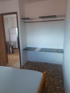 a room with a white wall and a counter top at Apartamento in São José da Coroa Grande