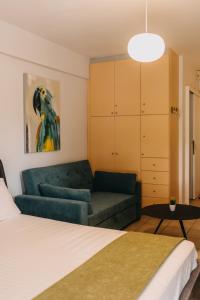 1 dormitorio con 1 cama y 1 sofá en Best House, Nirvana II, Patra en Patras