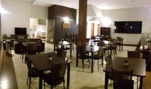 un restaurante con mesas y sillas en una habitación en Sleep Hotel en Toledo
