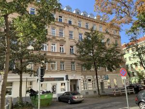 ein großes Gebäude mit davor geparkt in der Unterkunft Vienna Prater Apartments in Wien