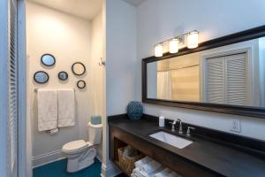 ein Bad mit einem Waschbecken und einem Spiegel in der Unterkunft 3rd Street Flats in McMinnville