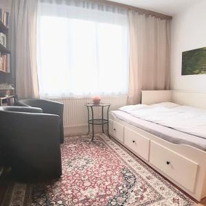 een slaapkamer met een bed en een groot raam bij bedroom@home in Berg bei Rohrbach