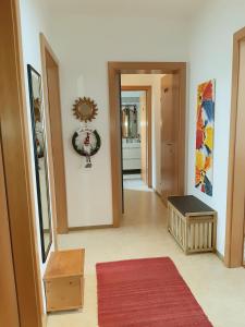 um corredor com um corredor que leva a um quarto em bedroom@home em Berg bei Rohrbach