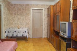 een woonkamer met een tafel en een televisie bij 53 вулиця Данила Щербаківського in Kiev