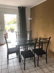 a dining room with a table and chairs and a window at Rüsgen Ferienwohnung in Schwalmtal