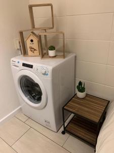 a washing machine in a room with a table at Bungalow 72 in Exloo