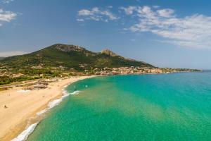 eine Luftansicht auf einen Strand mit einem Berg in der Unterkunft Studio tout équipé de 27m2, à 100m de la mer, et 500m des commerces in Algajola