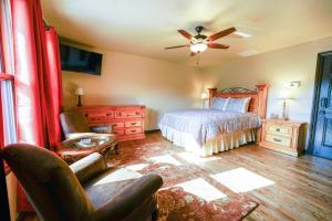 1 dormitorio con 1 cama y ventilador de techo en Hidden Meadows Bed and Breakfast en Stillwater