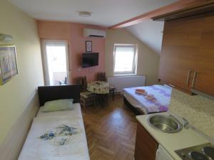 ein kleines Zimmer mit einem Waschbecken und einem Schlafzimmer in der Unterkunft Hotel Apartments Bella Mare Belgrade in Belgrad