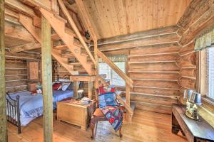 um quarto de madeira com uma cama e uma escada em Peaceful Kootenai Cabin - Unplug in the Mtns! em Bonners Ferry