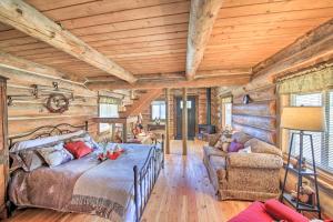 um quarto num chalé de madeira com uma cama e um sofá em Peaceful Kootenai Cabin - Unplug in the Mtns! em Bonners Ferry
