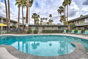 een groot zwembad tegenover een hotel met palmbomen bij Old Town Scottsdale Retreat with Pool Access! in Scottsdale